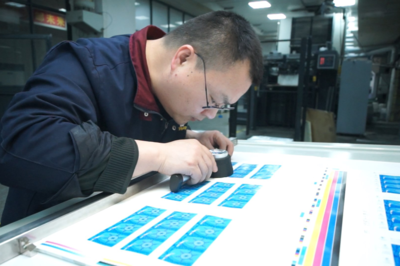 北京冬奧會(huì)開(kāi)幕紀(jì)念郵票工藝有多&ldquo;靚&rdquo;?